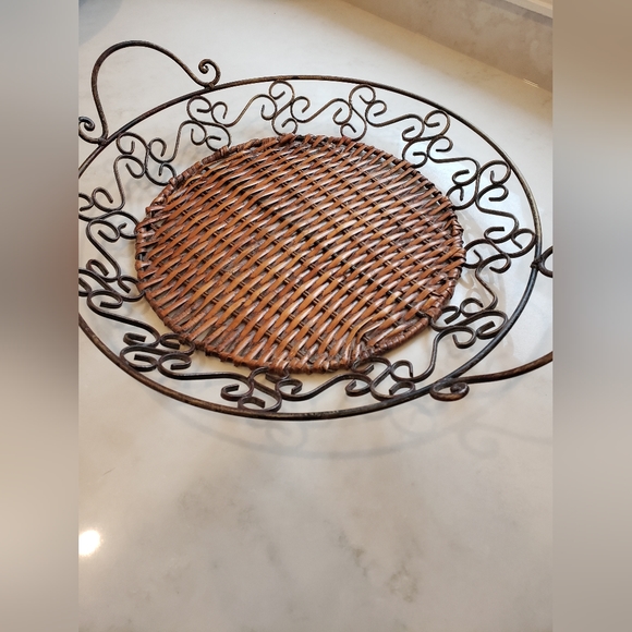 Wicker and metal basket tray - Picture 2 of 3